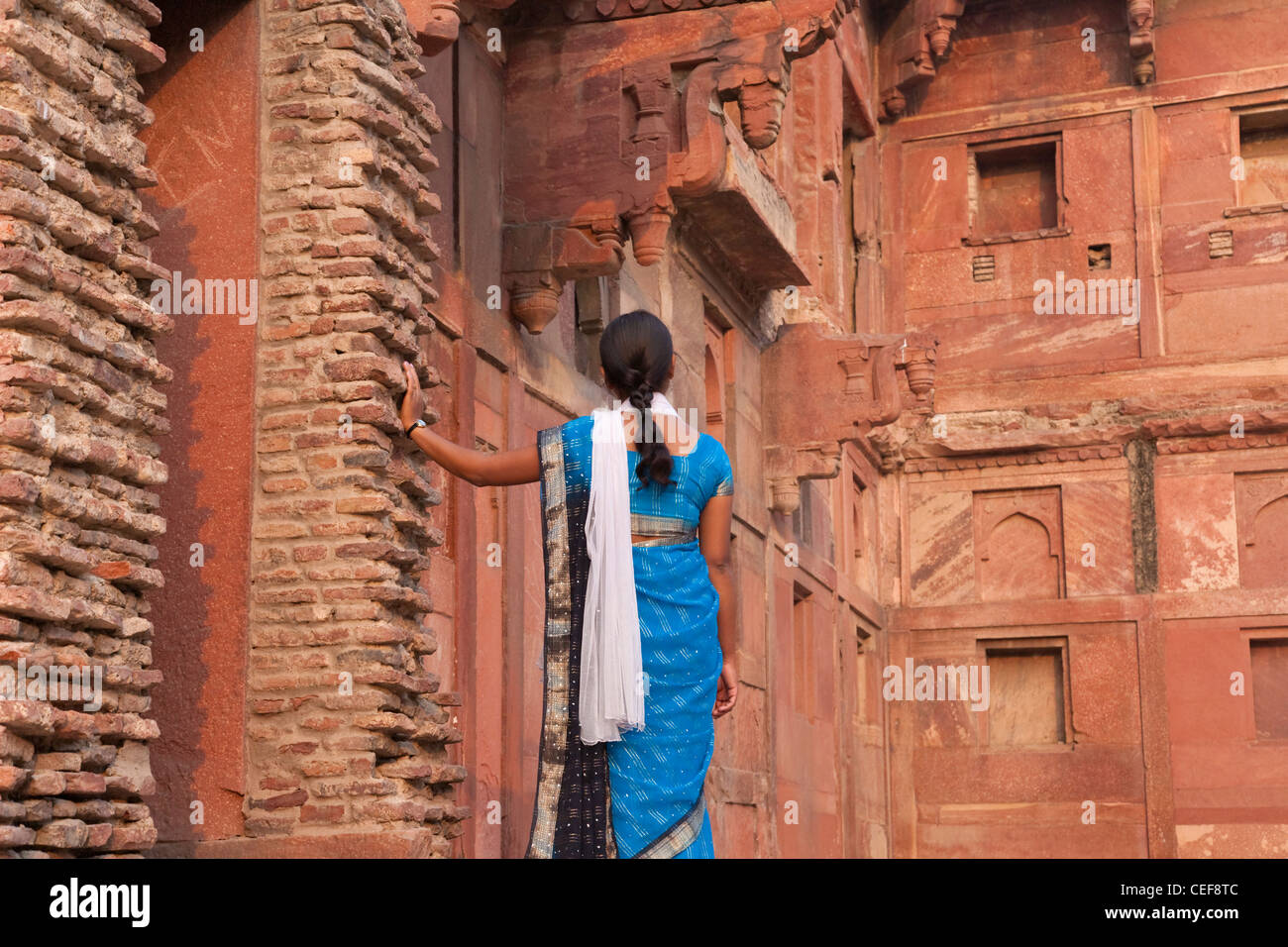 Ragazza indiana in Agra Fort (Patrimonio Mondiale dell'UNESCO), Agra, India Foto Stock