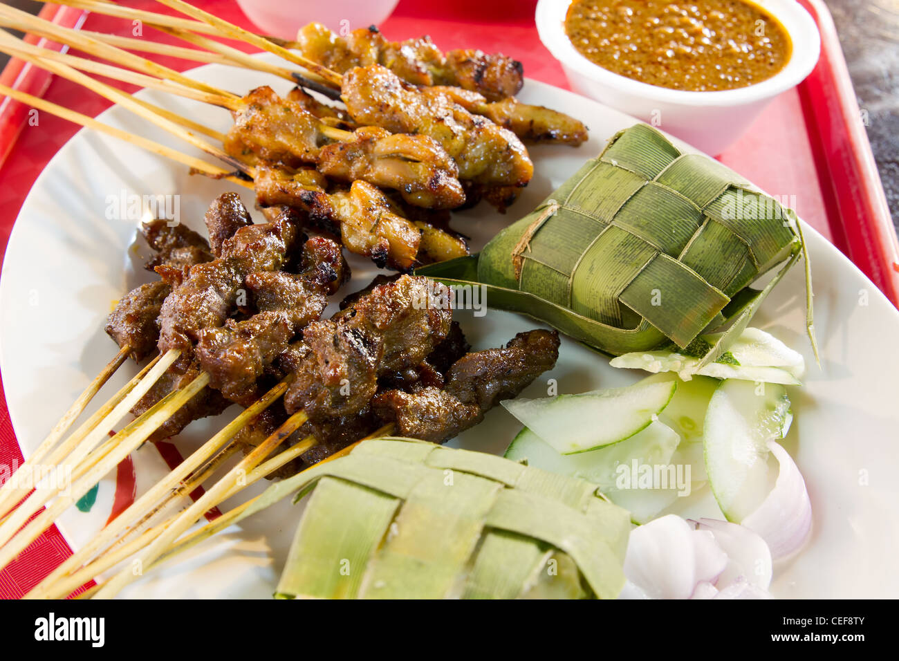 Pollo e agnello spiedini satay con Ketupat riso e salsa di arachidi Foto Stock