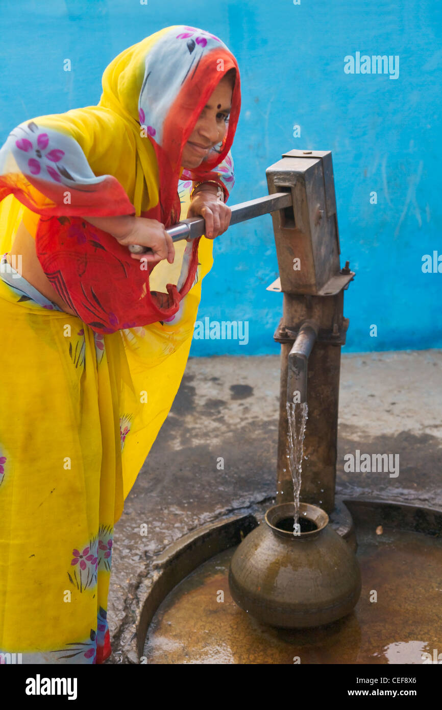 Donna indiana il recupero di acqua dal bene, Agra, India Foto Stock