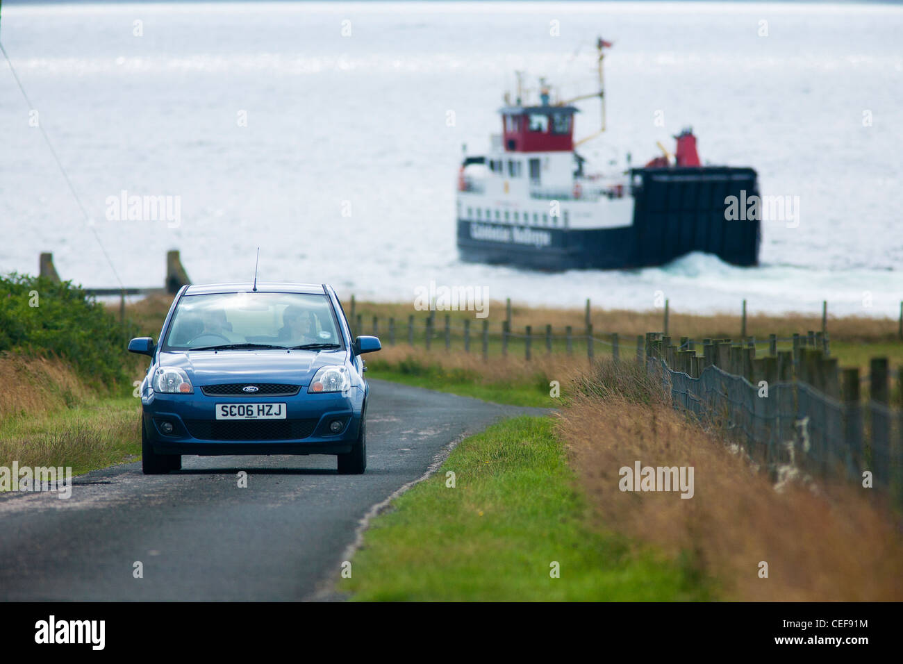 Le persone in auto si allontana dalla nave traghetto che collega Arran di Kintyre su Caledonian MacBrayne ferry boat in Scozia Foto Stock