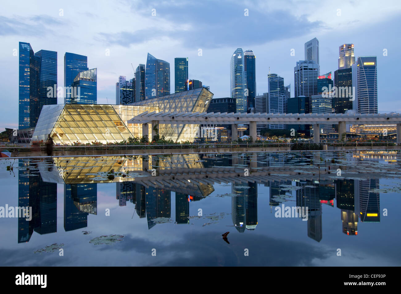 La riflessione di Singapore dello skyline della Città sulla Baia di Marina al Blue ora Foto Stock