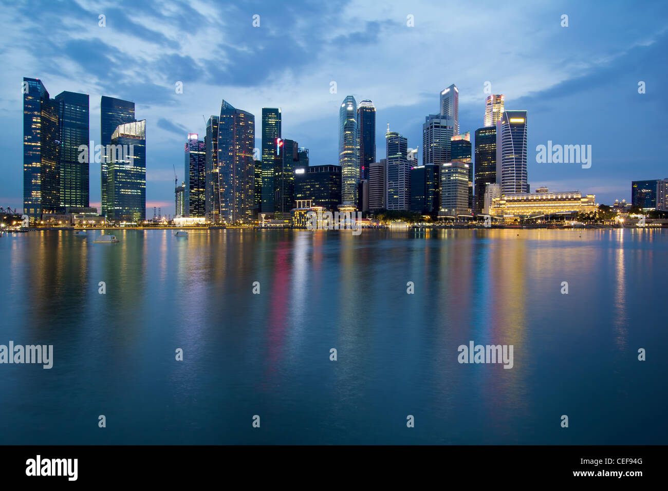 Singapore skyline della città lungo la passeggiata lungomare a Blue ora Foto Stock