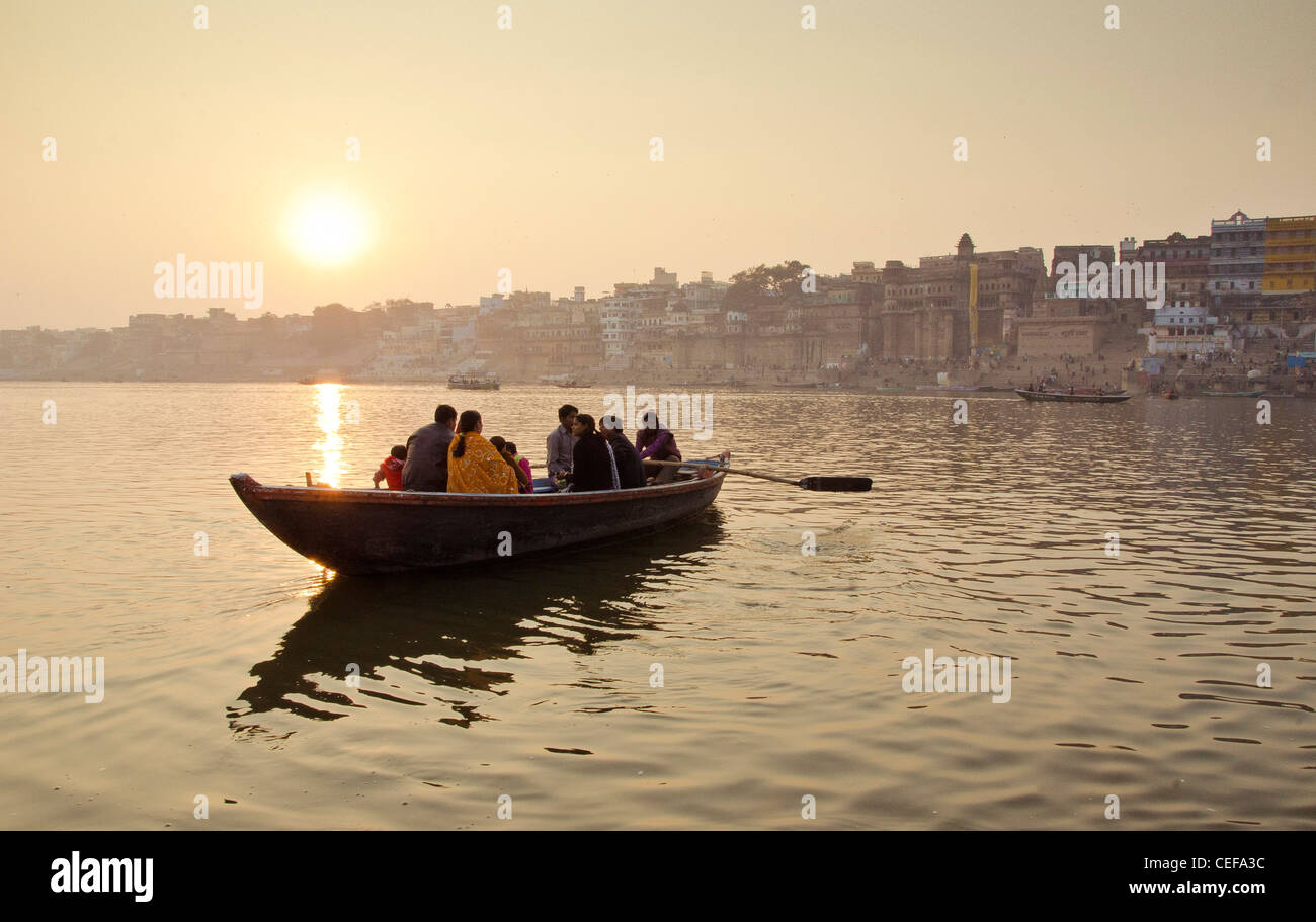 Famiglia su di una gita in barca al fiume santo di Varanasi, India Foto Stock
