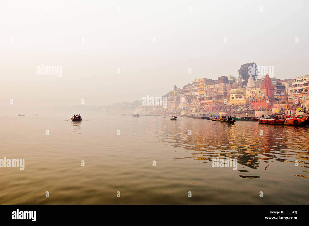 Mattina al santo ghats di Varanasi, India Foto Stock