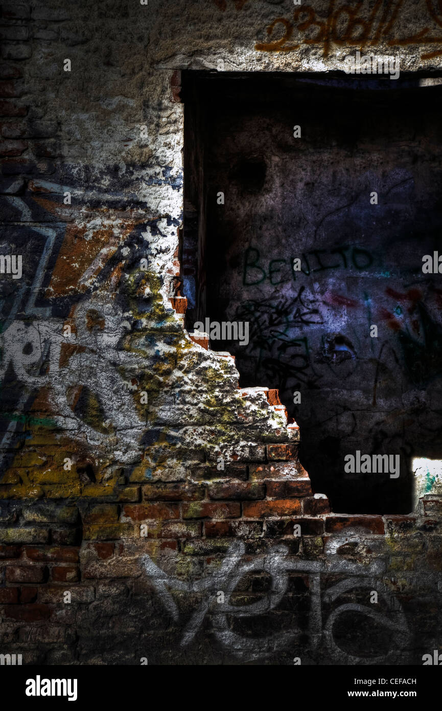 Graffiti in un vecchio rovine abbandonate. Foto Stock