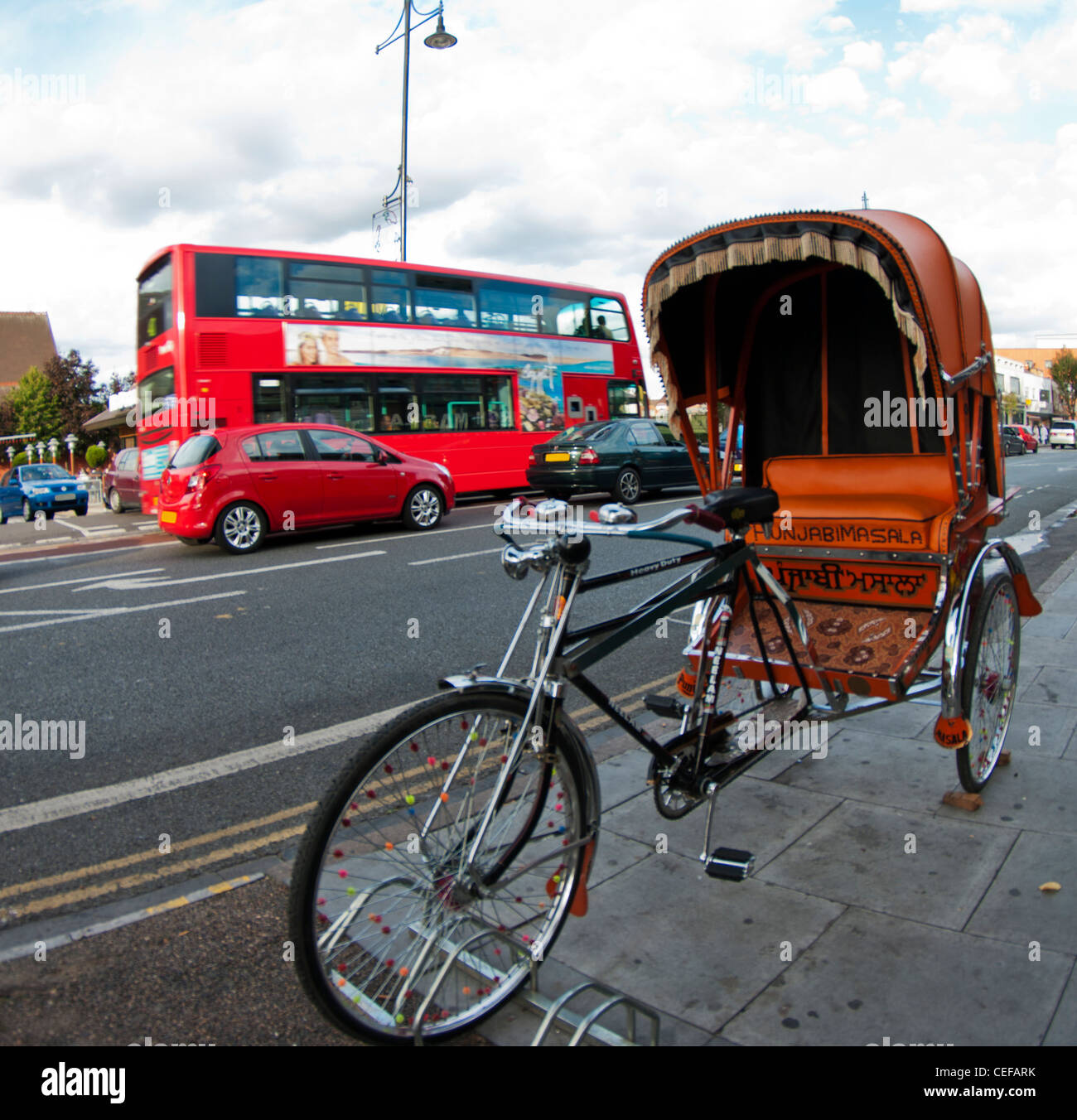 Le varie forme di trasporto a Londra da rickshaw al bus Foto Stock