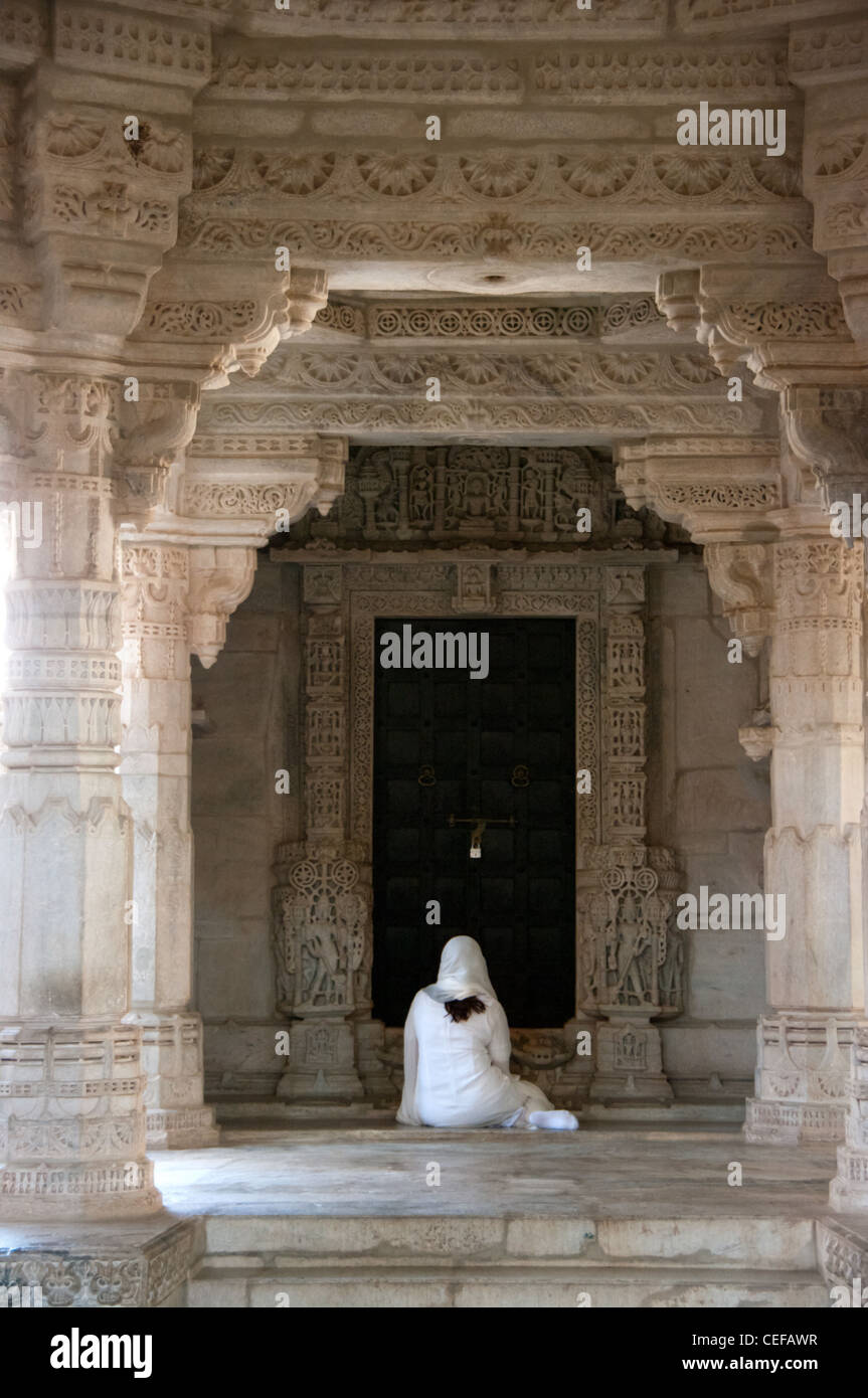 Una Donna vestita di bianco salwar pregando in un tempio Jain Foto Stock