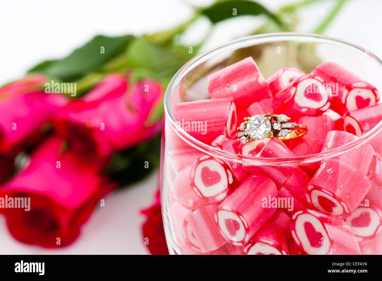 Serie di san valentino, corona diamantata e caramelle in vetro del vino su sfondo bianco Foto Stock