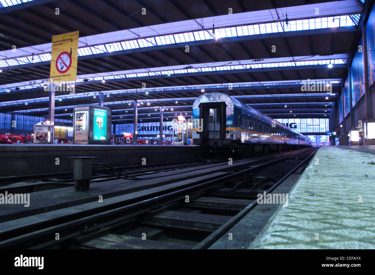 La mattina presto a Monaco di Baviera stazione ferroviaria centrale Foto Stock