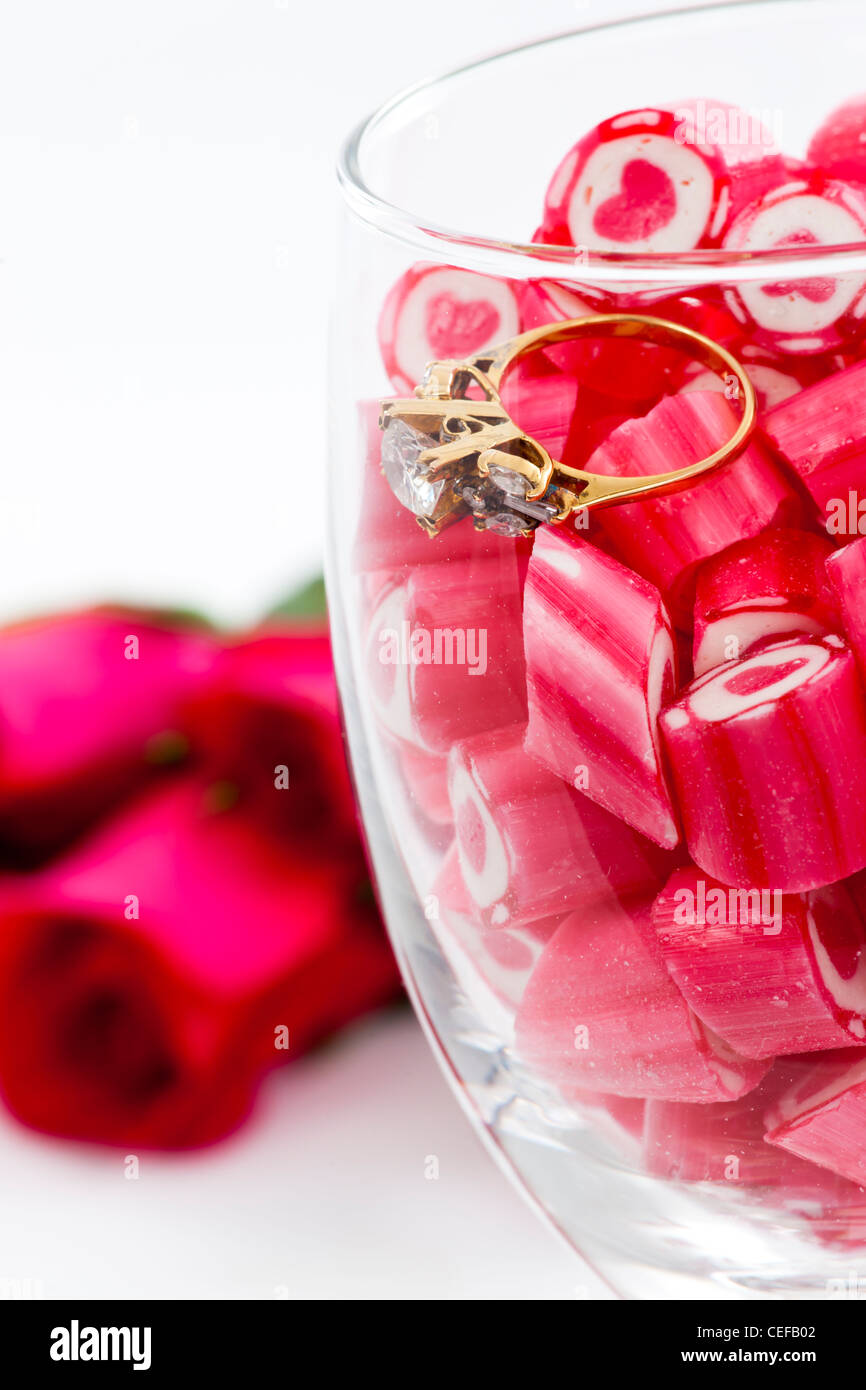 Serie di san valentino, corona diamantata e caramelle in vetro del vino su sfondo bianco Foto Stock