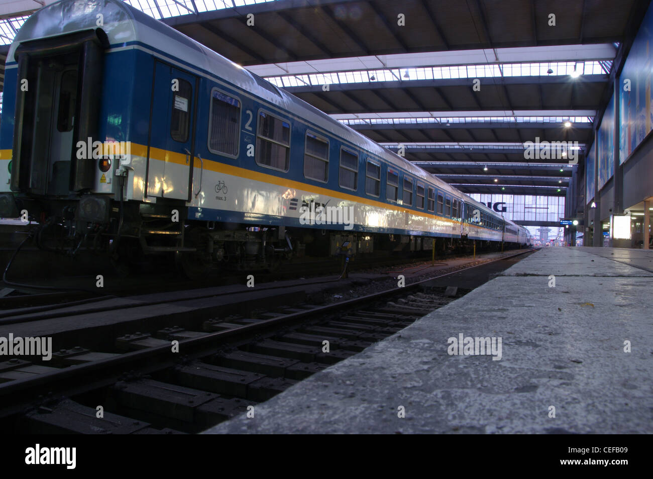 La mattina presto a Monaco di Baviera stazione ferroviaria centrale Foto Stock