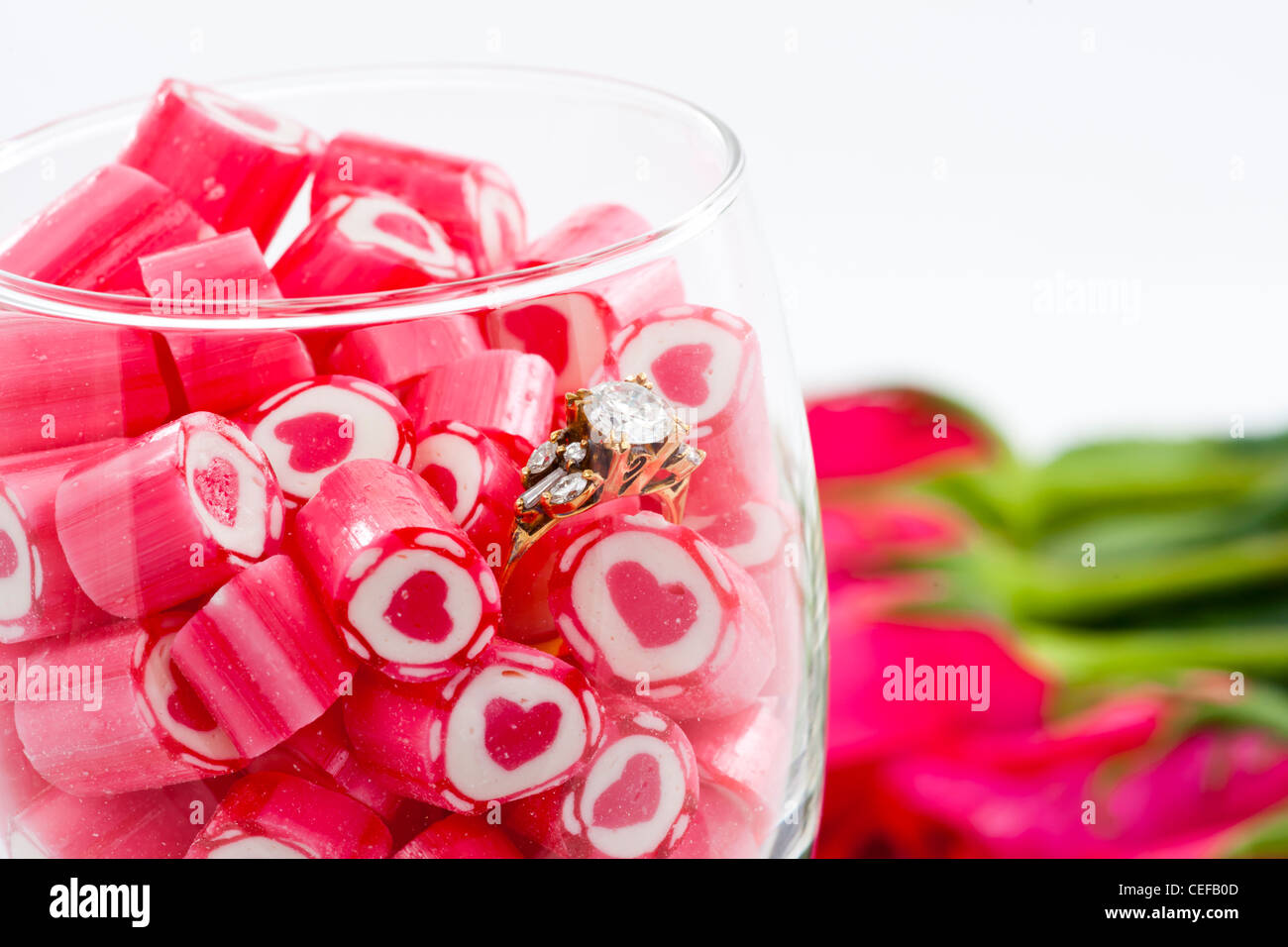 Serie di san valentino, corona diamantata e caramelle in vetro del vino su sfondo bianco Foto Stock
