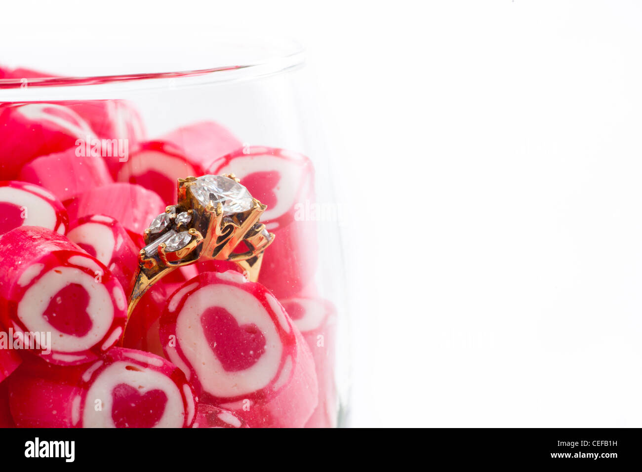 Serie di san valentino, corona diamantata e caramelle in vetro del vino su sfondo bianco Foto Stock