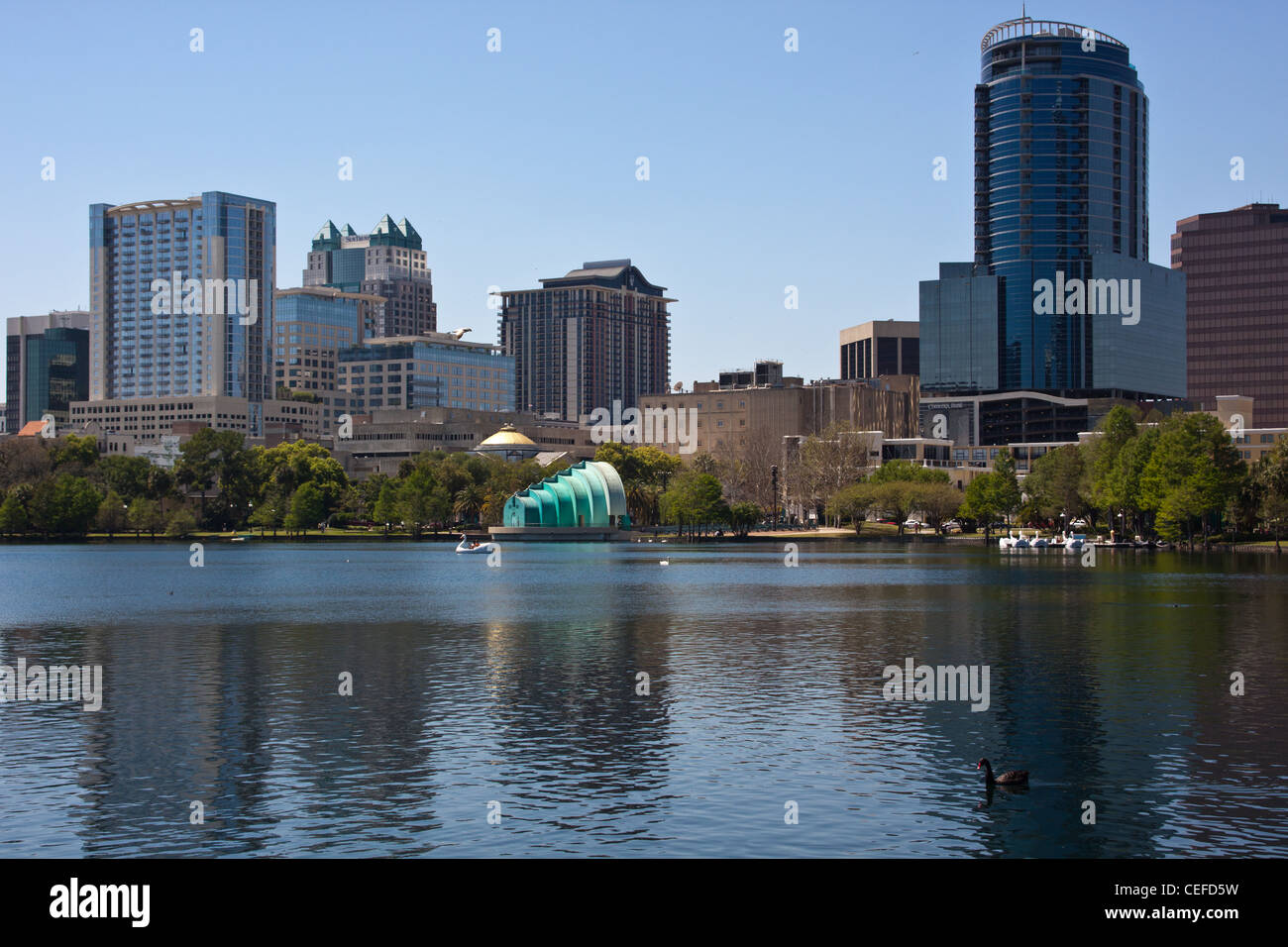 Blocchi di uffici che si affaccia sul lago Eola in downtown Orlando Foto Stock