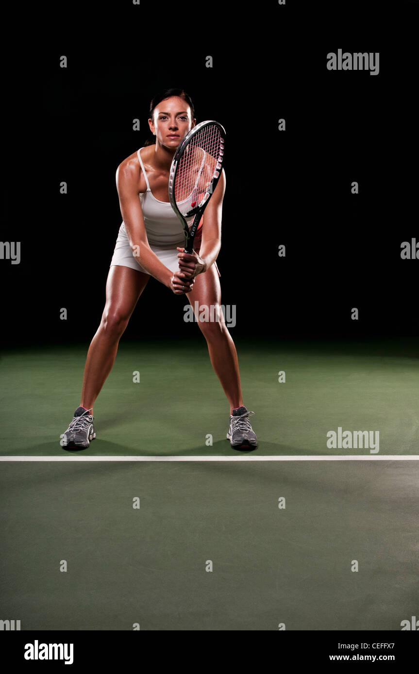 Donna giocando a tennis indoor Foto Stock