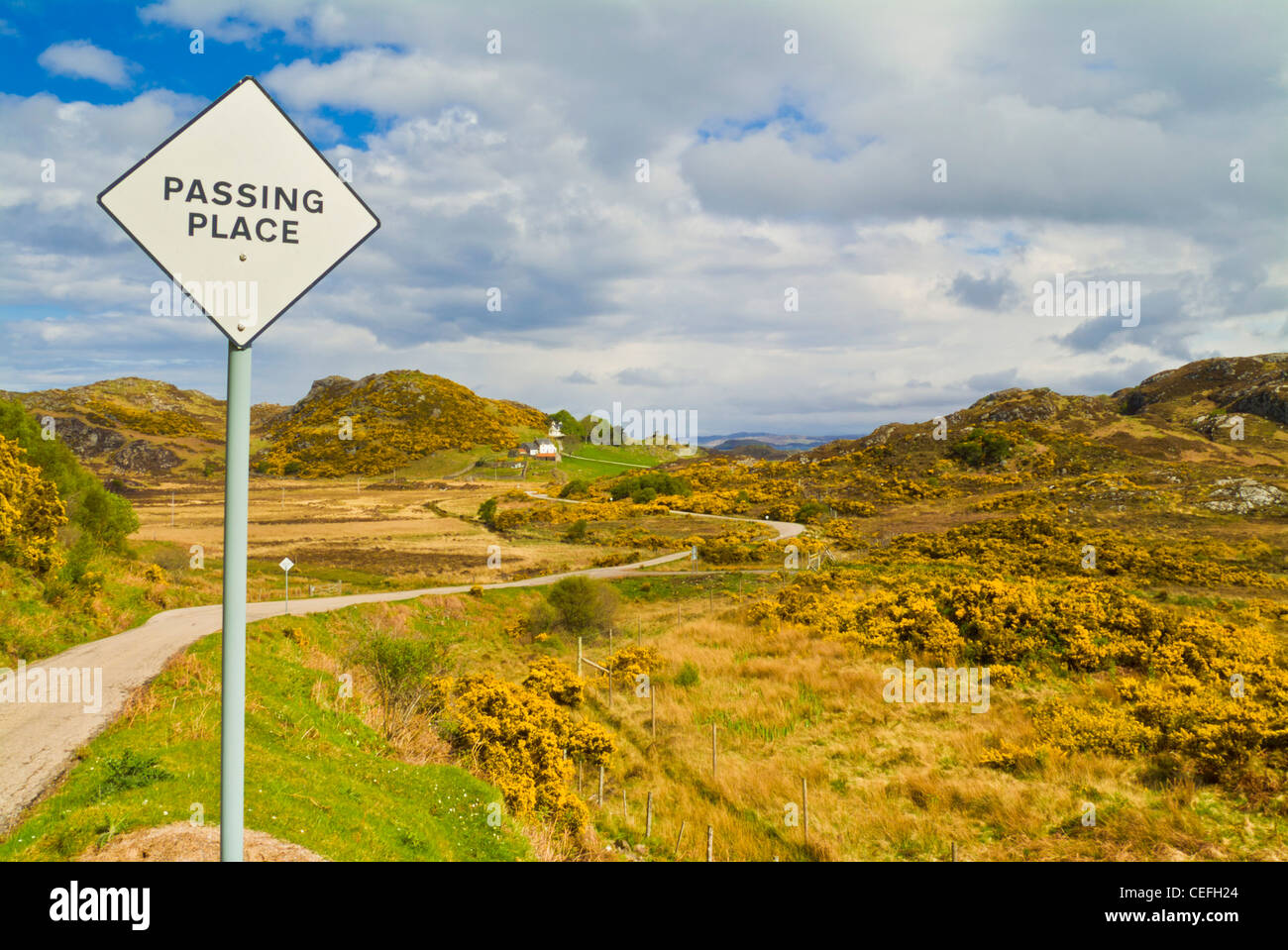 Passando segno posto su stretti e tortuosi single track road nelle highlands scozzesi vicino a Lochinver Sutherland Scozia UK GB UE Foto Stock