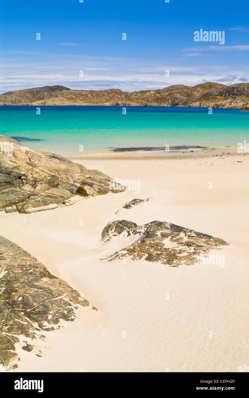 Bella verde chiaro l'acqua e la sabbia bianca di: Achmelvich sulla costa ovest della Scozia Wester Ross REGNO UNITO Foto Stock