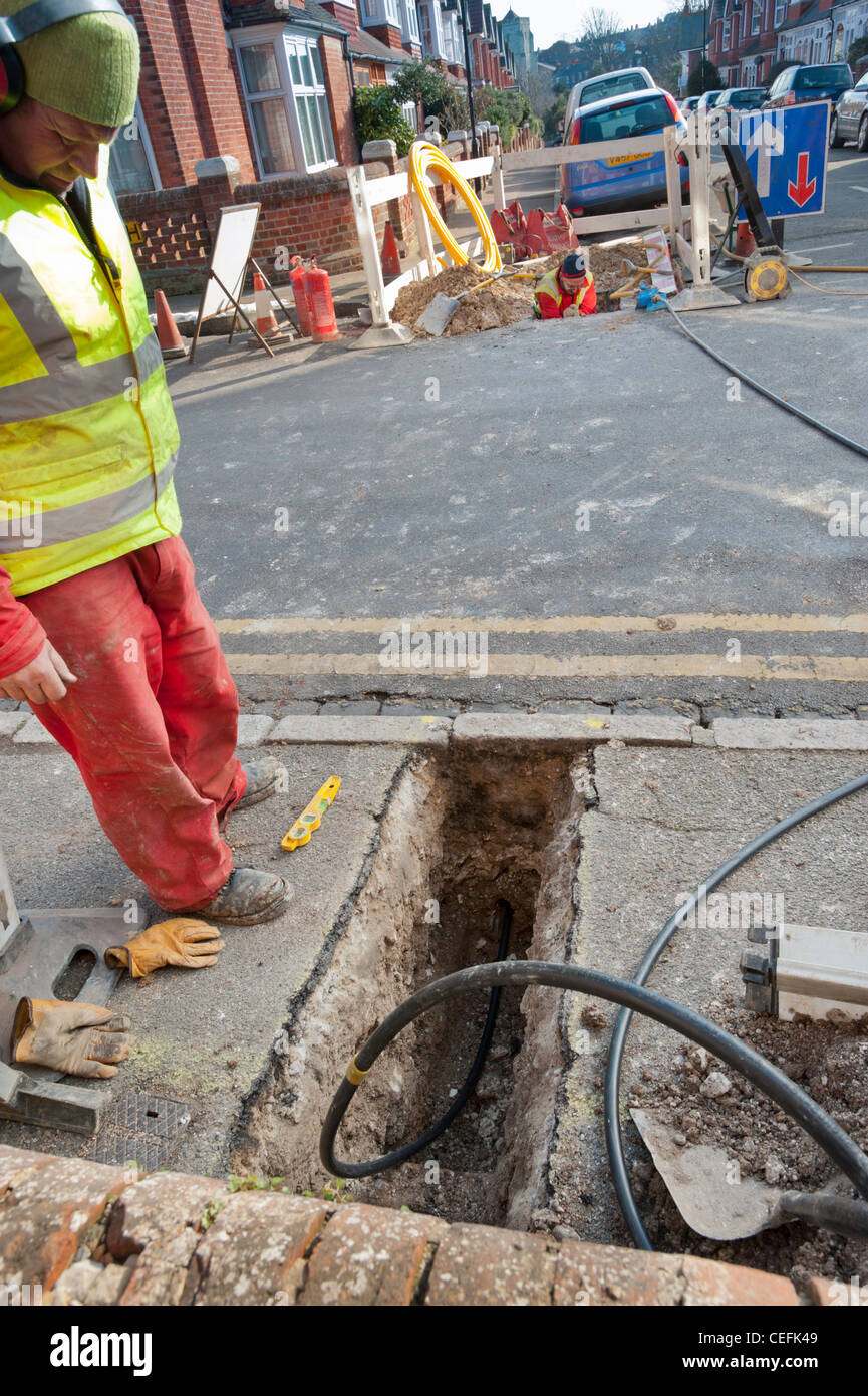 Lavoratori con una mole di meccanica trapanare per scavare un foro adatto per un nazionale di approvvigionamento di gas senza dover scavare fino ad una strada. Foto Stock