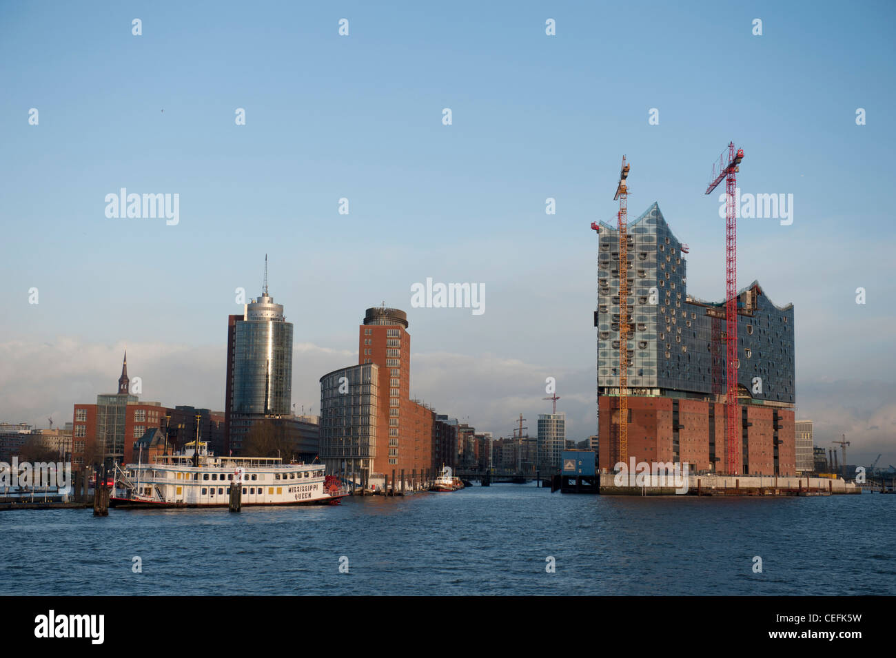 Elbphilharmonie di Amburgo è di nuovo punto di riferimento concert hall, viene eretta su un ex magazzino del porto con la luminosa facciata di vetro Foto Stock