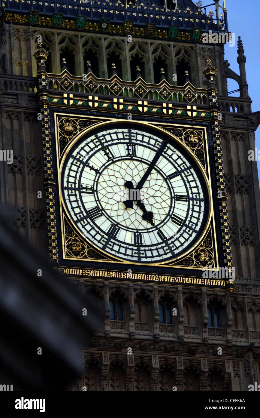 Una vista della faccia di clock del Big Ben di Londra con una parte di un edificio sfocata nell'angolo inferiore Foto Stock