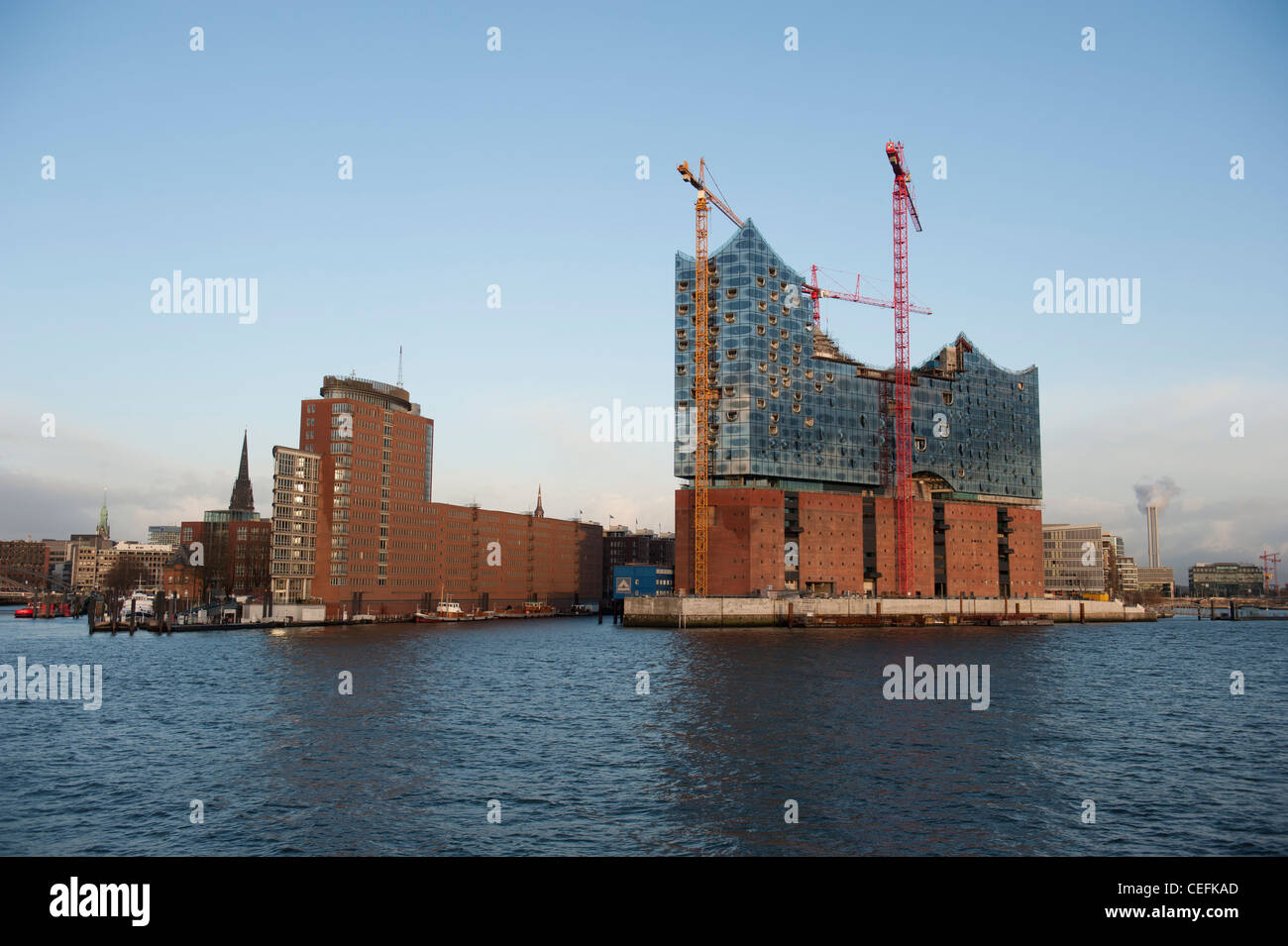Elbphilharmonie di Amburgo è di nuovo punto di riferimento concert hall, viene eretta su un ex magazzino del porto con la luminosa facciata di vetro Foto Stock