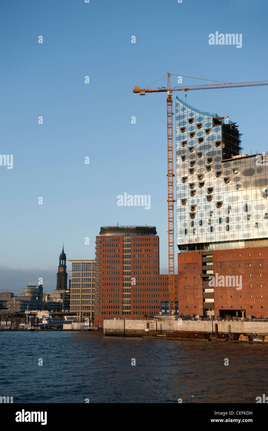 Elbphilharmonie di Amburgo è di nuovo punto di riferimento concert hall, viene eretta su un ex magazzino del porto con la luminosa facciata di vetro Foto Stock