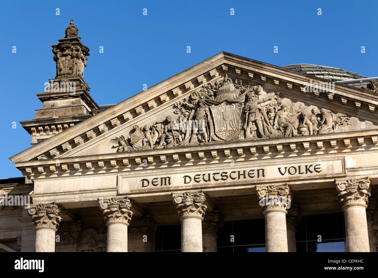 Lettere per il parlamento tedesco edificio, il palazzo del Reichstag a Berlino, Germania, leggi "em Deutschen Volke' - per il popolo tedesco. Foto Stock
