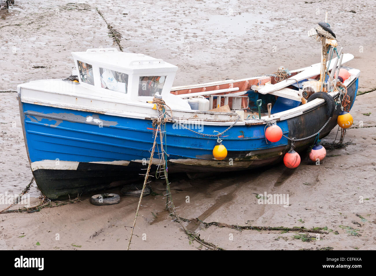 Scarborough Harbour, con la marea e una blu in barca da pesca Foto Stock