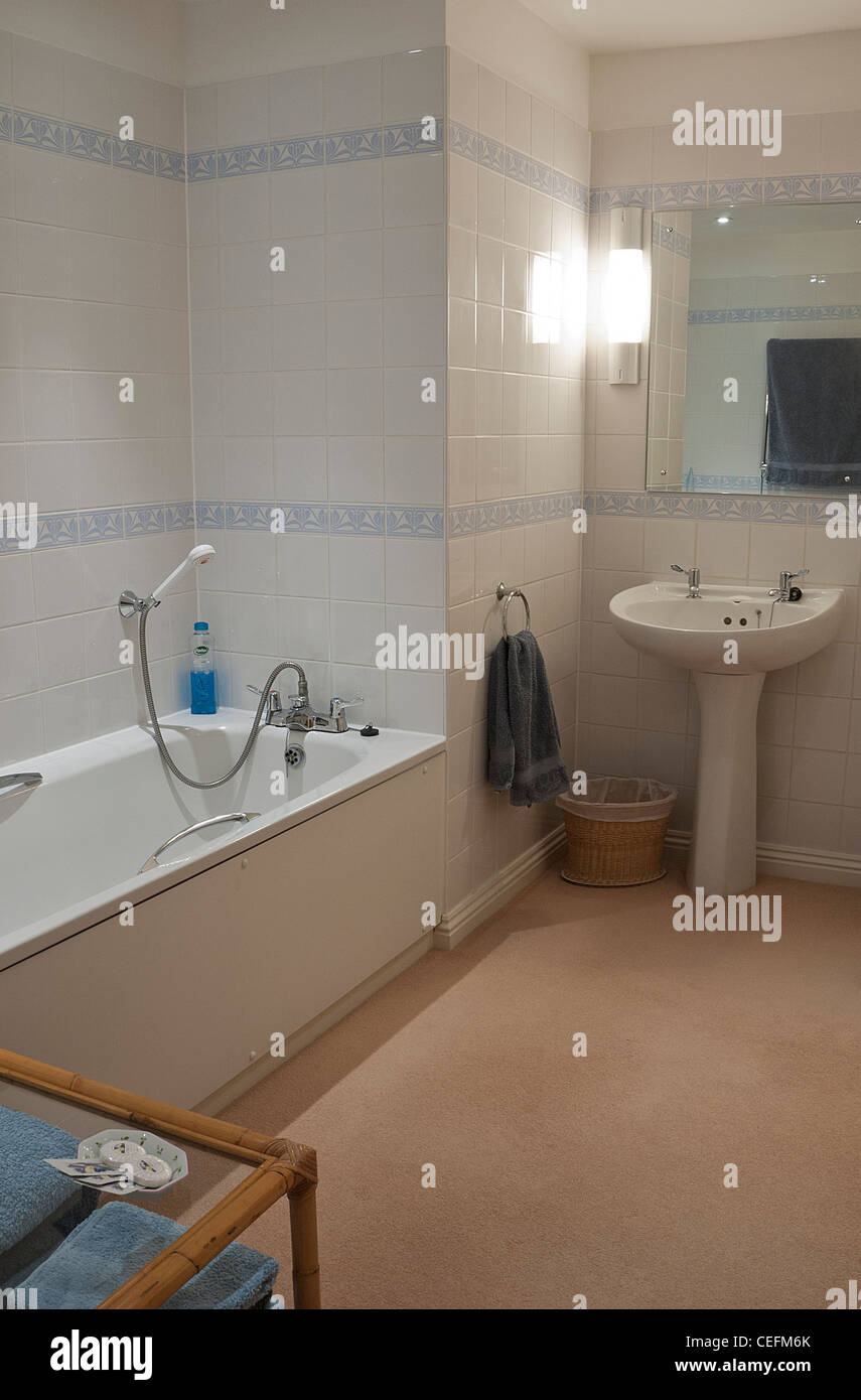 Bagno interno interno e lavabo, UK. Foto Stock