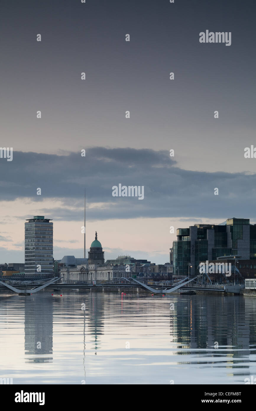 Moody presagio shot della skyline di Dublino si riflette nel fiume Liffey Foto Stock