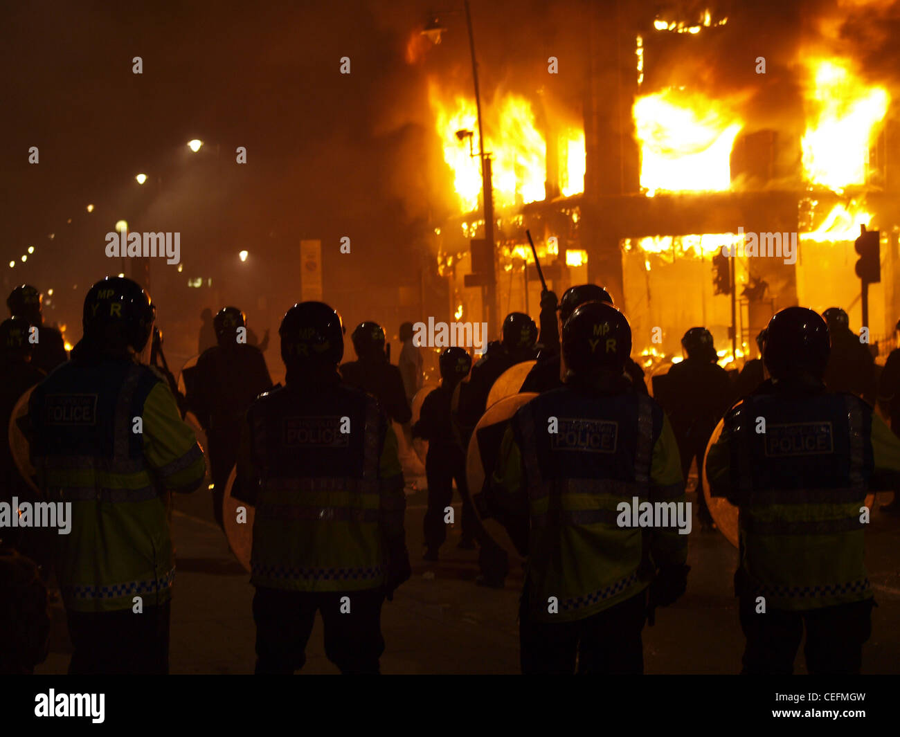 Londra, Regno Unito. 06/08/11. Polizia carica a rivoltosi durante la sommossa a Tottenham Hale. Foto Stock