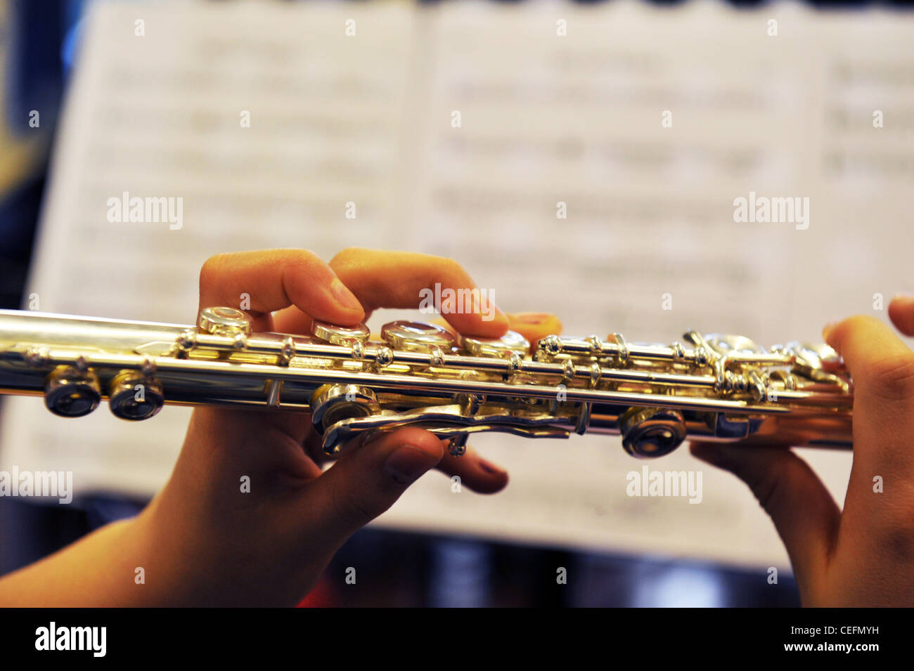 Lezione di flauto da vicino delle mani, flauto e musica Foto Stock