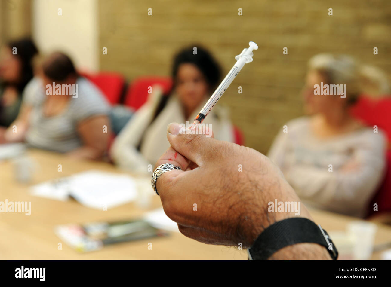 Operatori sociali di partecipare a una sessione di formazione sulla tratta con i clienti che abusano di droghe Foto Stock