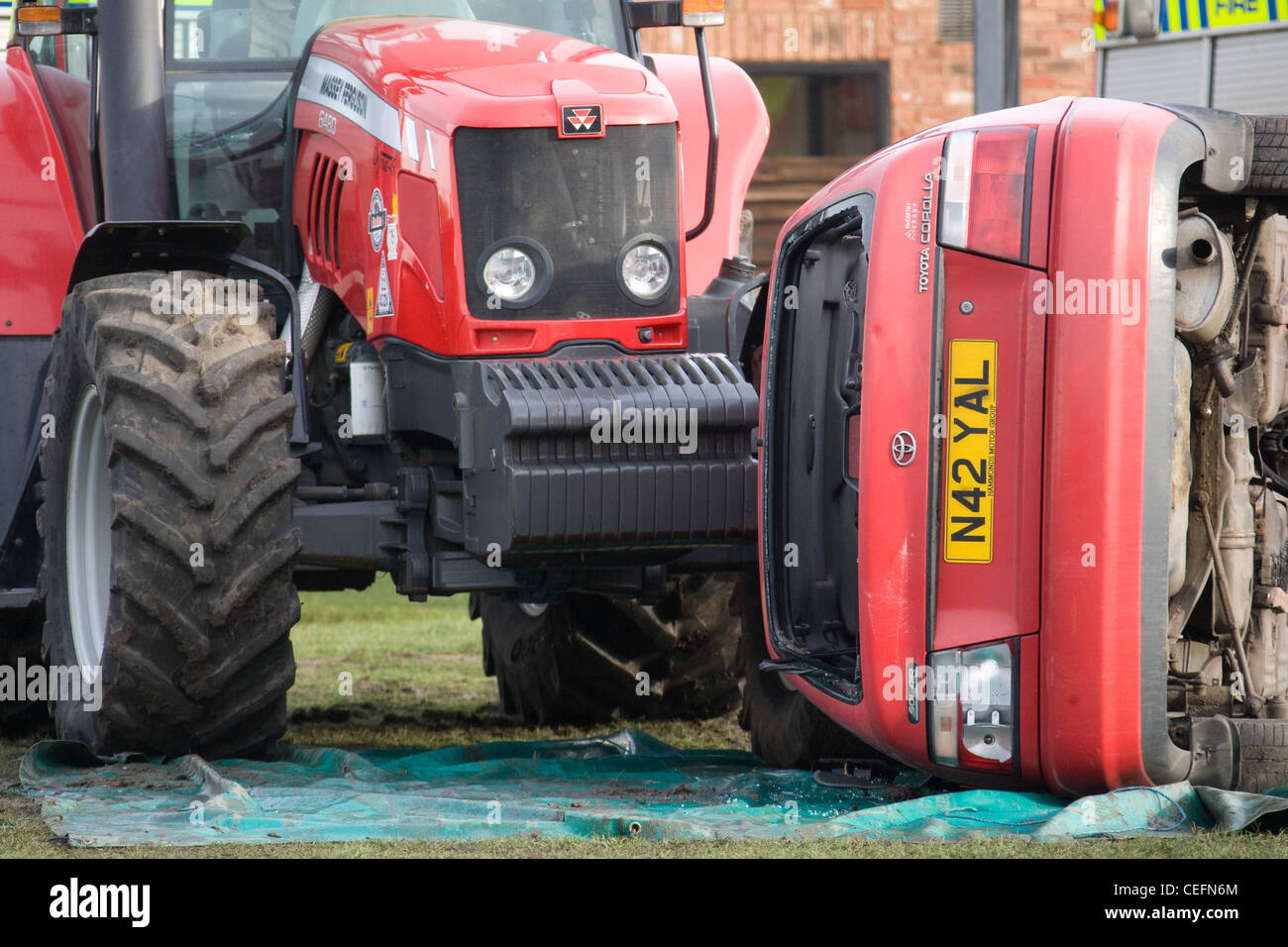 Vettura coinvolta in un incidente stradale con un trattore agricolo. ***Nota per i redattori di questo è una immagine in scena*** Foto Stock