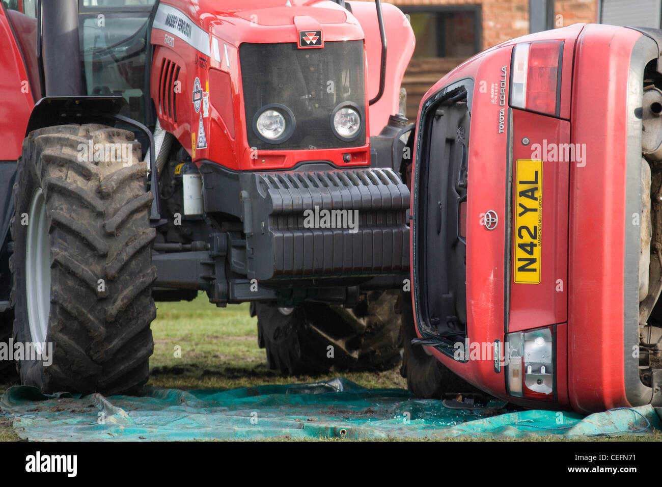 Vettura coinvolta in un incidente stradale con un trattore agricolo. ***Nota per i redattori di questo è una immagine in scena*** Foto Stock