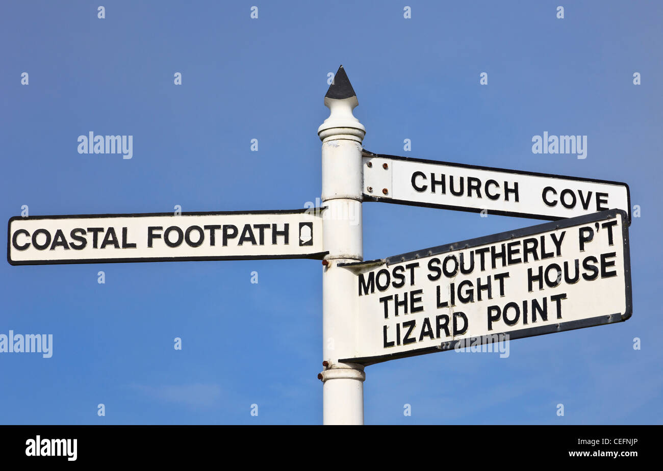 Direzione tradizionale cartello per sentiero costiero e punto piu' meridionale della Gran Bretagna contro il cielo blu. Lizard Cornwall Inghilterra REGNO UNITO Foto Stock