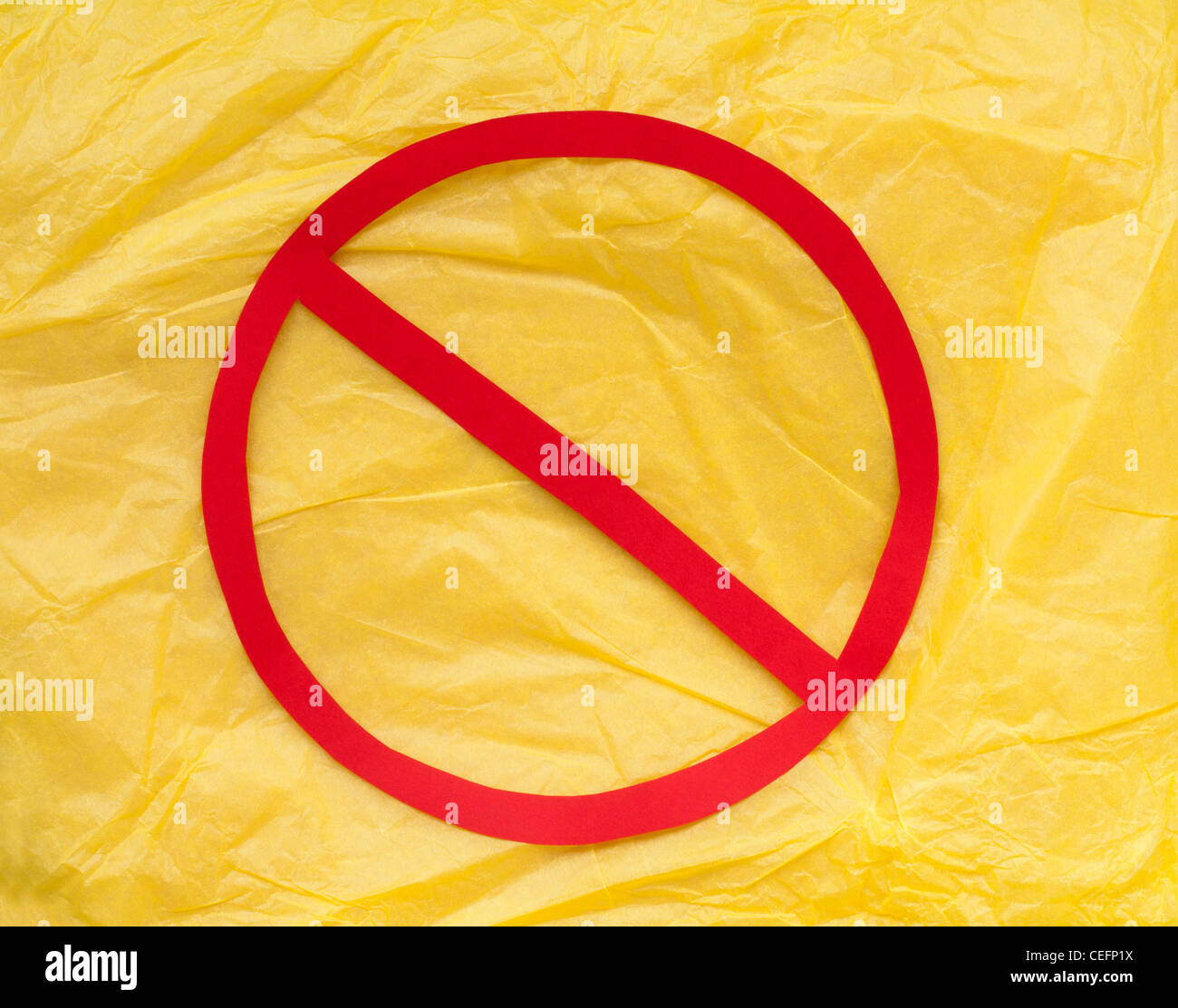 Carta giallo e rosso segno di divieto. Foto Stock