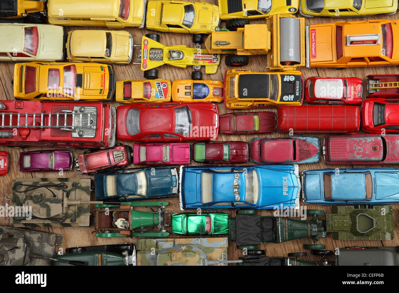 Guardando in giù, selezione di pressofuso modello giocattolo auto, in una griglia,disposti per colore giallo, rosso, blu e verde. Studio fotografico. Foto Stock