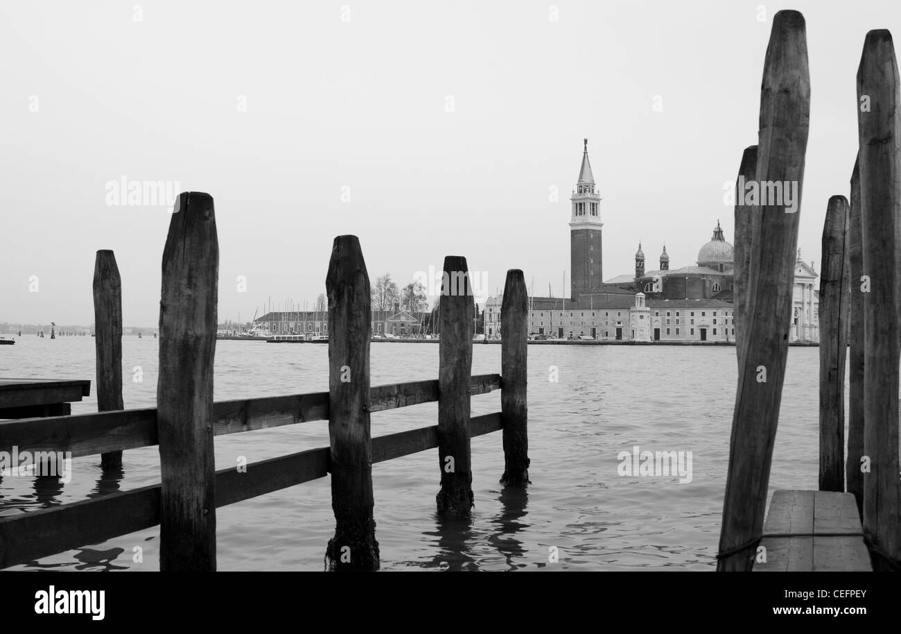 Posti di ormeggio con la chiesa di San Giorgio Maggiore dietro. Venezia, Italia. Foto Stock