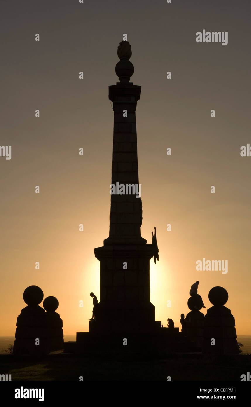 Chiltern Hills - Coombe Hill - Boer War Memorial - al tramonto - silhouette Foto Stock