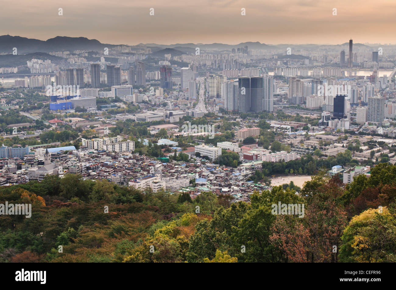 Città di Seoul visto da di Namsan (Nam montagna). Seul è una città con una popolazione di oltre 10 milioni di euro. Corea Foto Stock