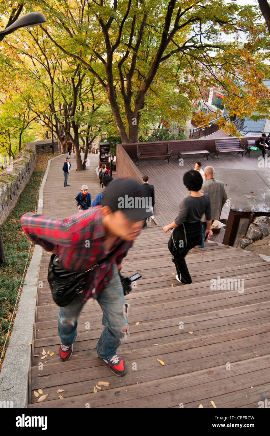 La gente camminare su e giù per le fasi che portano alla cima del Monte Namsan (o Nam Montagna) nel Parco di Namsan, Seoul Foto Stock