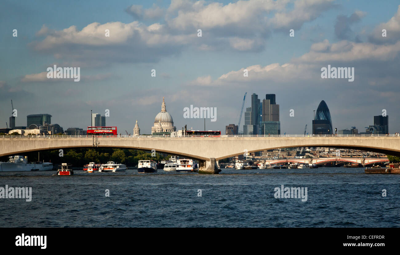 Fotografia del Ponte di Londra mentre in sella alla clipper sul Tamigi Foto Stock