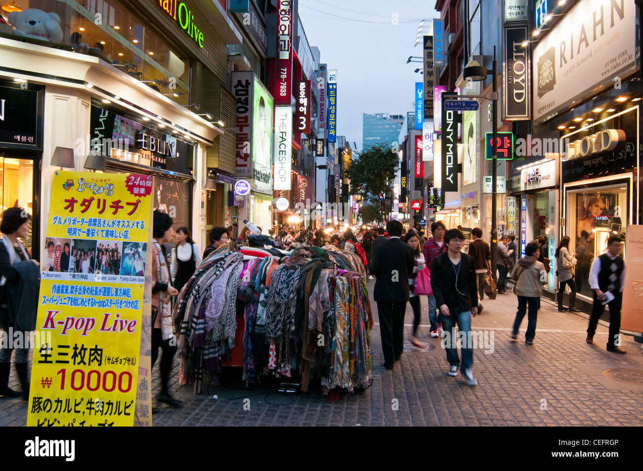 Strade bancarelle che vendono vari articoli di moda di sera nel popolare quartiere dello shopping di a Myeongdong a Seoul, Corea del Sud Foto Stock