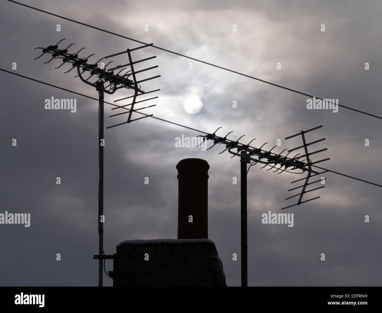 Silhouette sul tetto, nevoso inverno skies nel villaggio Radley 2 Foto Stock