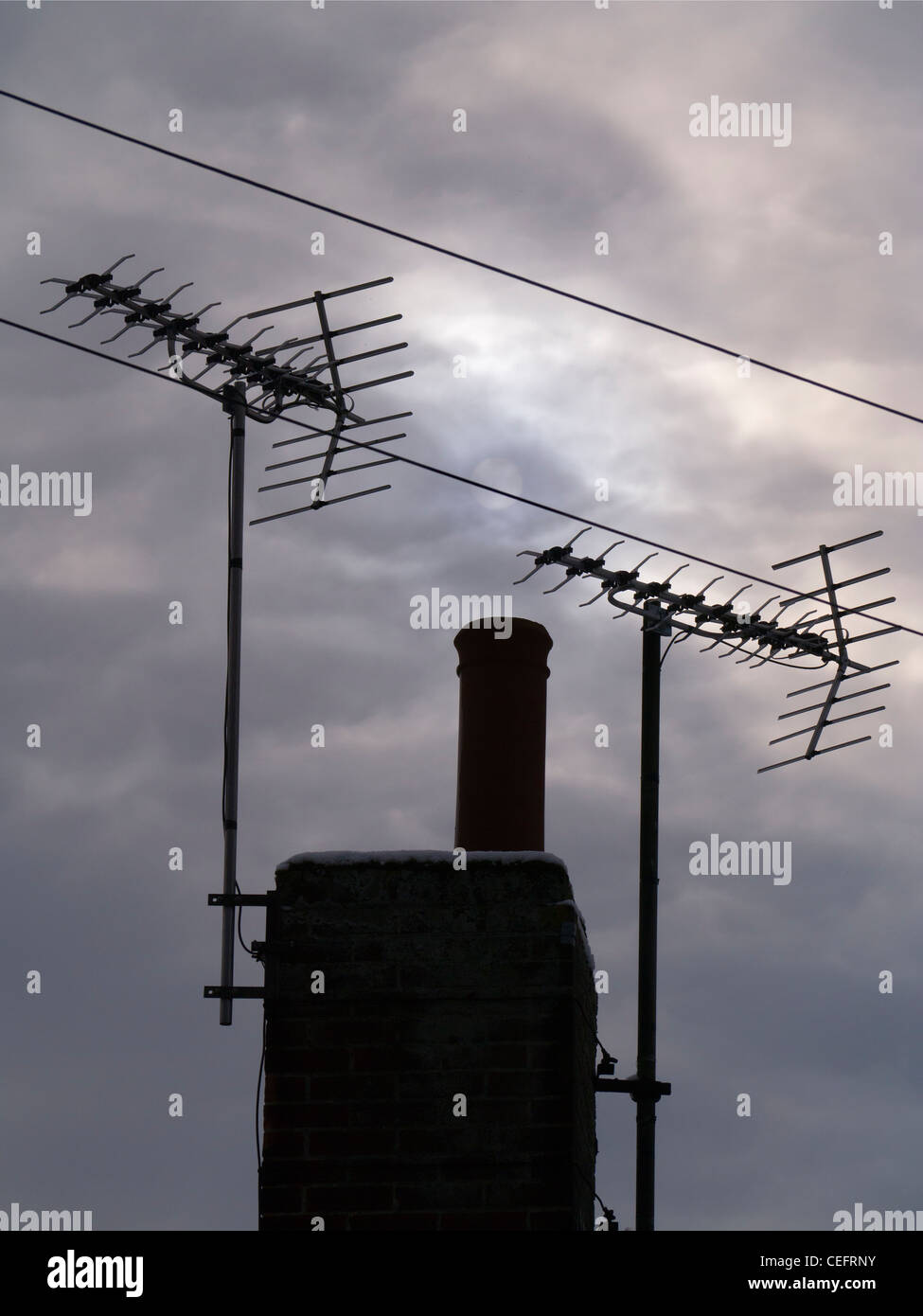 Silhouette sul tetto, nevoso inverno skies nel villaggio Radley 3 Foto Stock