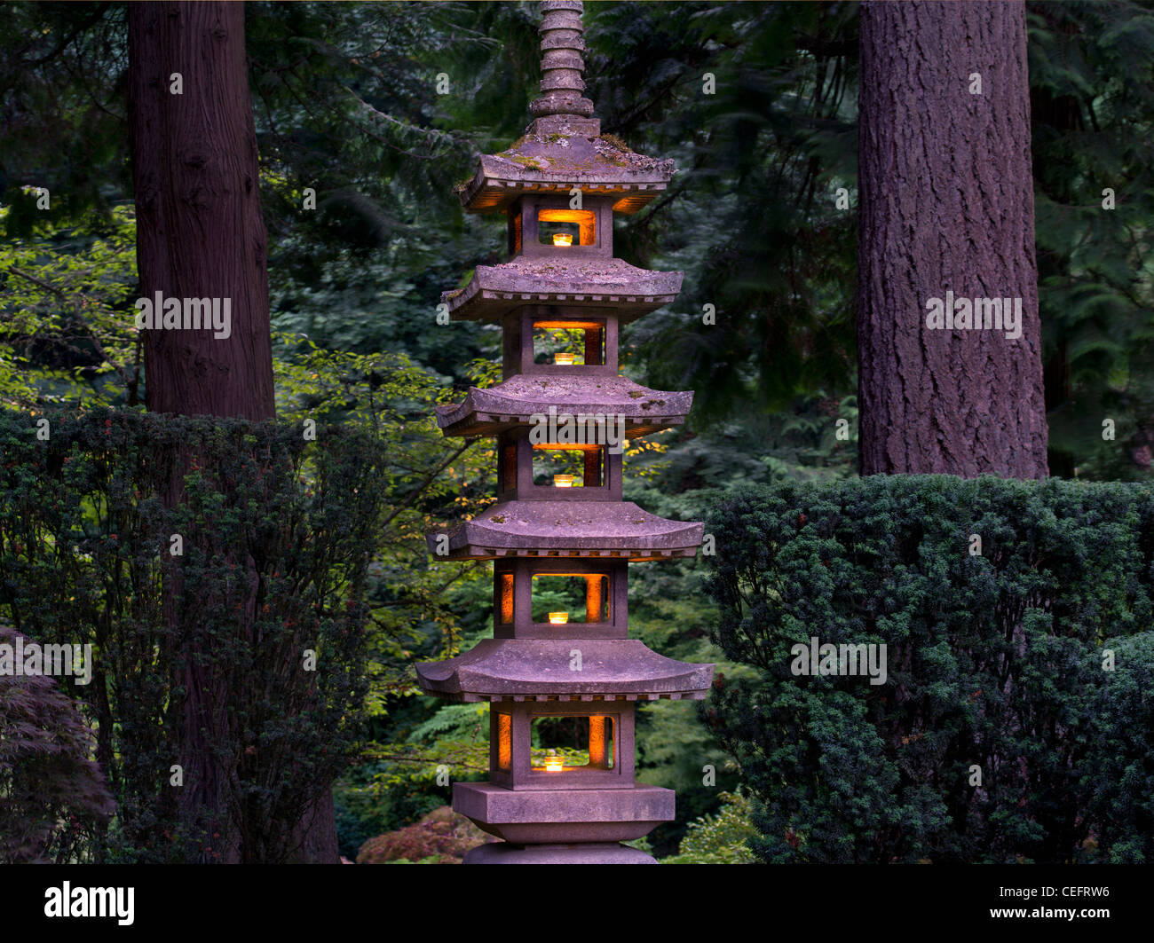 Lanterne accese in Portland Giardini Giapponesi. Oregon Foto Stock