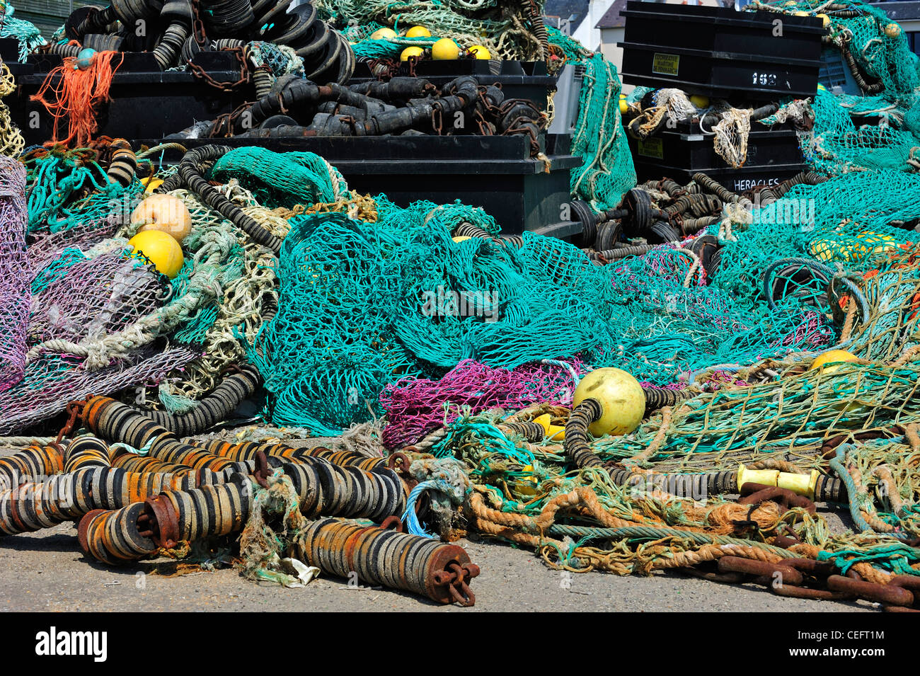 Le reti da pesca sulla banchina del porto di Guilvinec, Finistère Bretagna, Francia Foto Stock