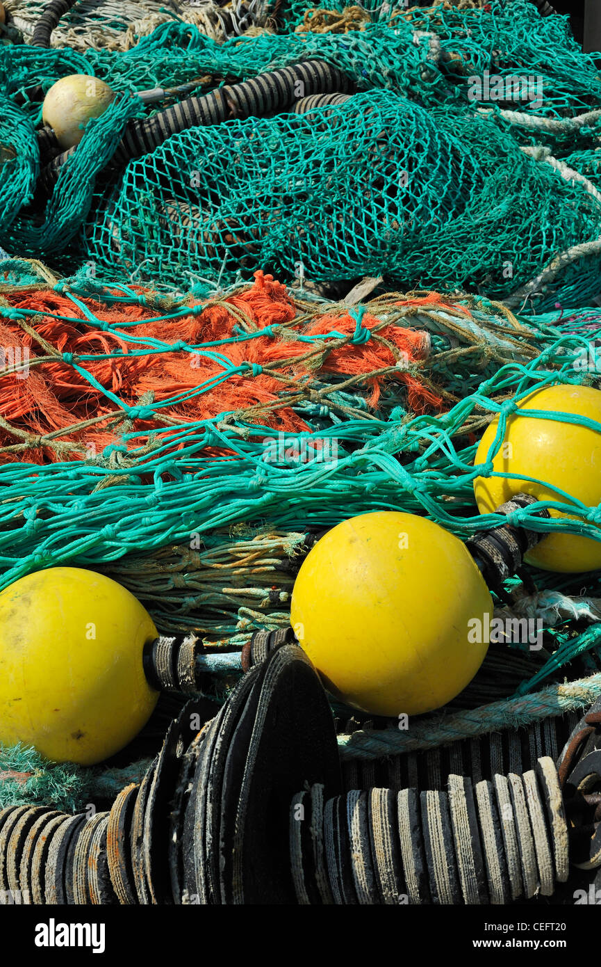 Le reti da pesca sulla banchina del porto di Guilvinec, Finistère Bretagna, Francia Foto Stock