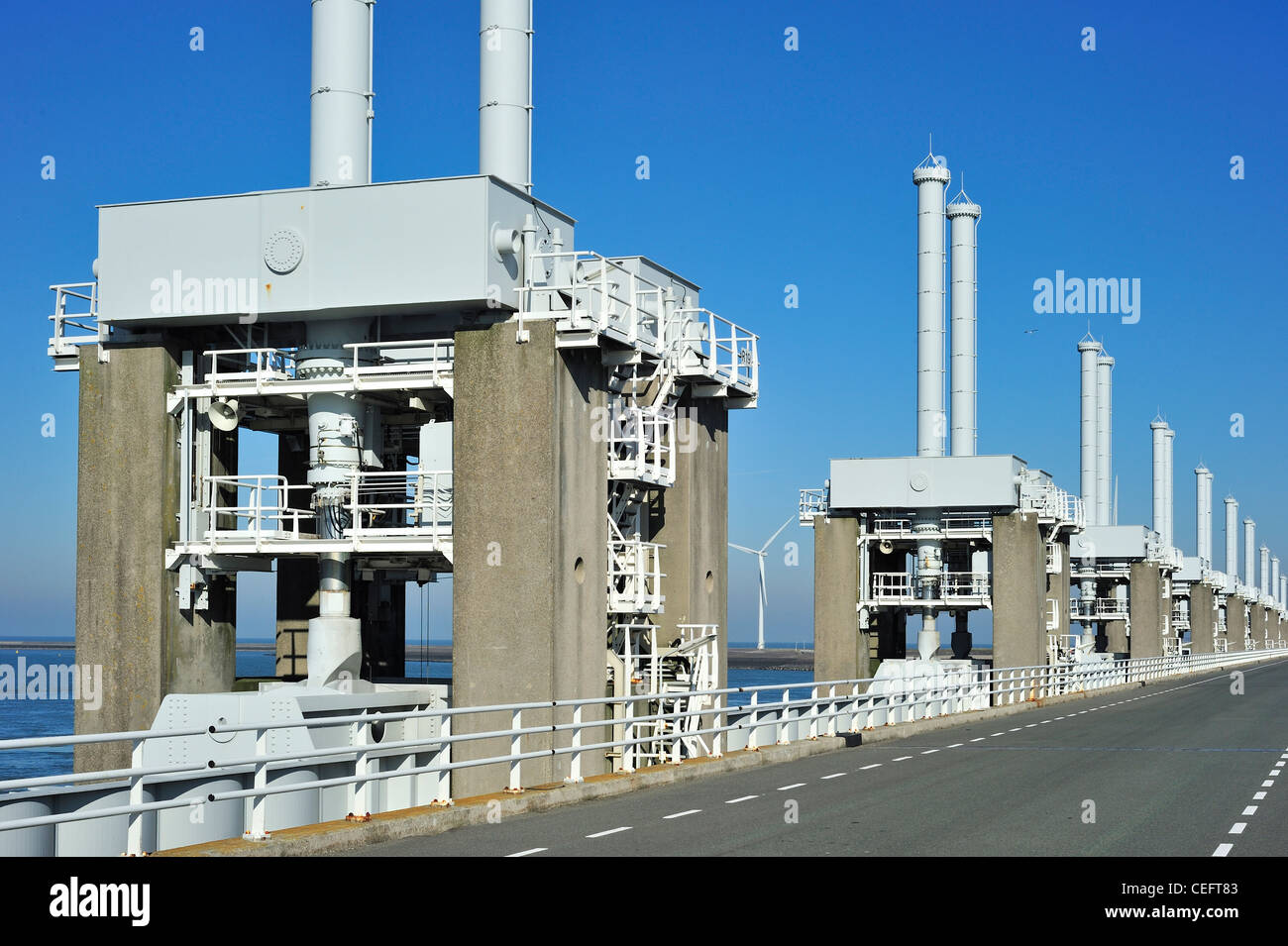 Storm flood barrier / Oosterscheldekering / Schelda orientale mareggiata barriera a Neeltje-reimerswaal Jans, Paesi Bassi Foto Stock